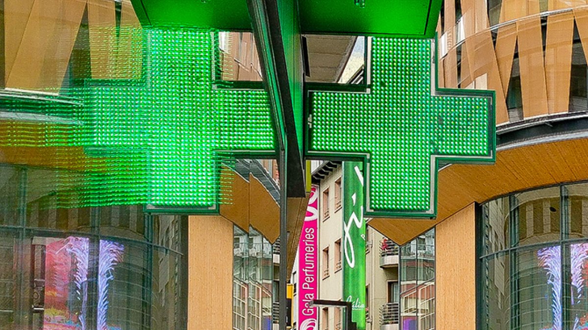 Una part dels col·legiats rebutja el criteri de distància entre farmàcies.

Foto: Fernando Galindo