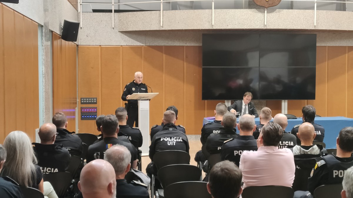 El magistrat Víctor Correas i el director adjunt de la policia, Antoni Rodríguez a la conferència