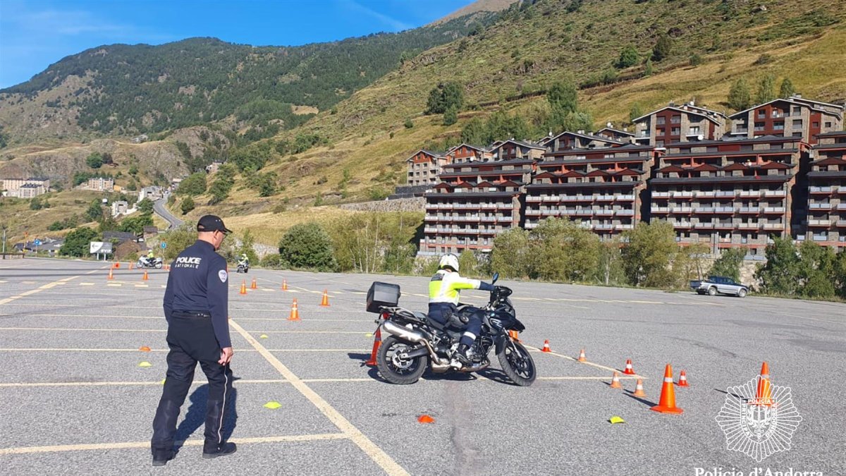 Formació dels motoristes escortes de la policia.