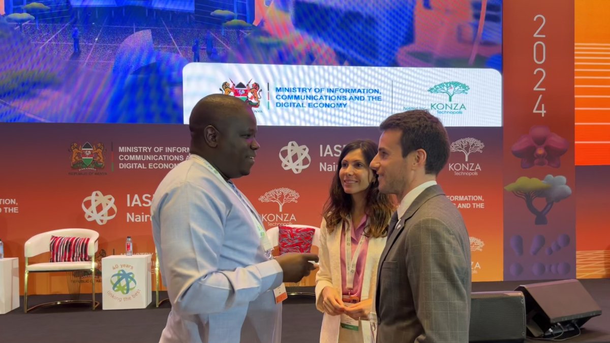 Vanesa Arroyo amb Marc Saura amb John Paul Okwiri en una trobada de parcs tecnològics a Kènia