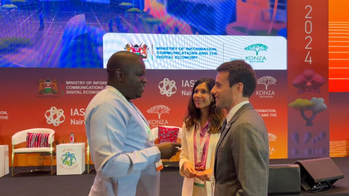 Marc Saura i Vanesa Arroyo amb John Paul Okwiri, director executiu Konza Technopolis a la conferència a Kènia