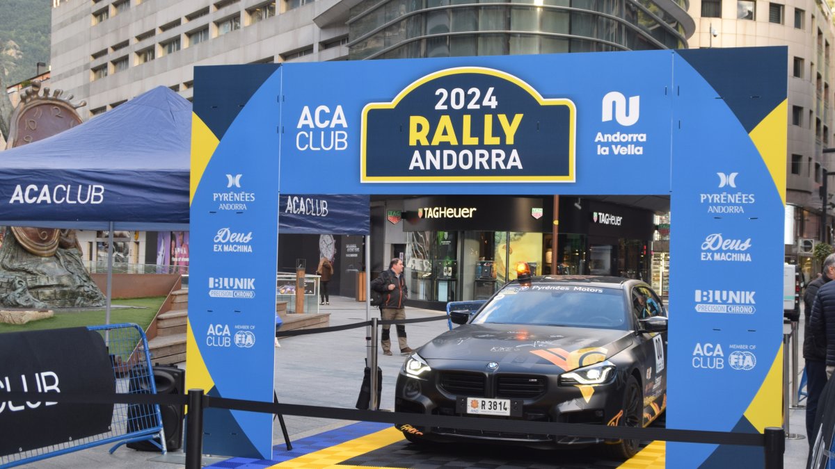 El cotxe BMW M2 protagonista del 53è Ral·li d'Andorra Històric durant la inauguració de la cita