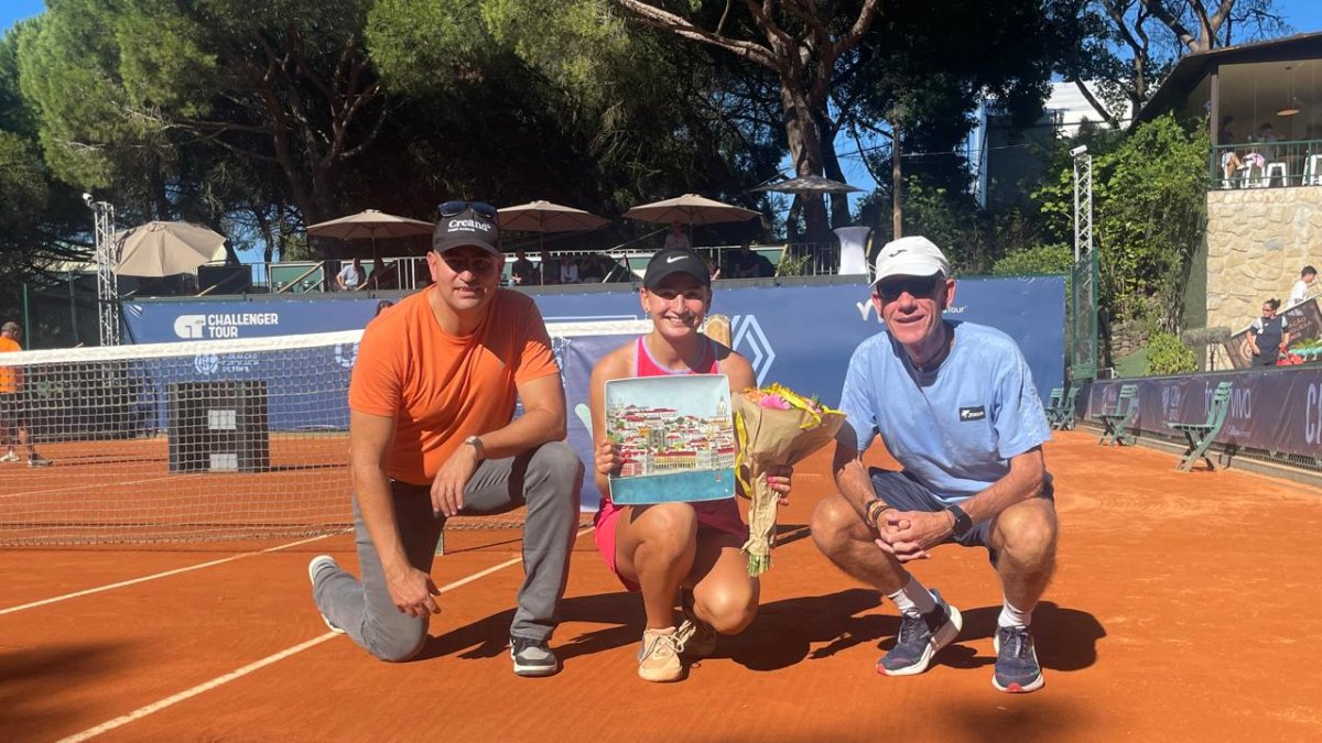 Vicky Jiménez amb el seu pare i l’entrenador.