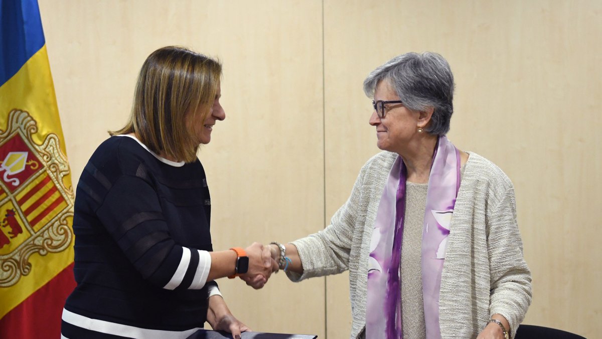 La ministra Trini Marín i la recentment nomenada presidenta de Càritas, Anna M.
Villas, signen el conveni de col·laboració que renova el vigent