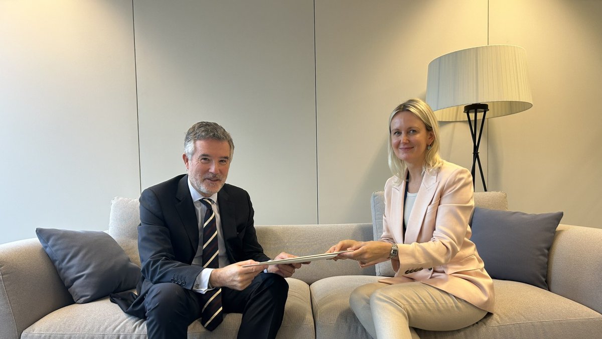 El futur ambaixador d'Andorra a la UE, Vicenç Mateu, lliurant les còpies d'estil a la cap de protocol del servei diplomàtic de la UE, Lucie Samcová