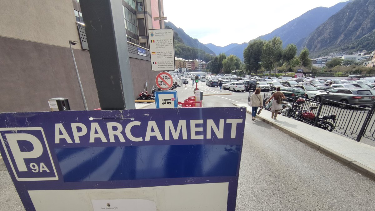 Un cartell adverteix els usuaris que l'aparcament estarà tancat del 2 al 31 d'octubre