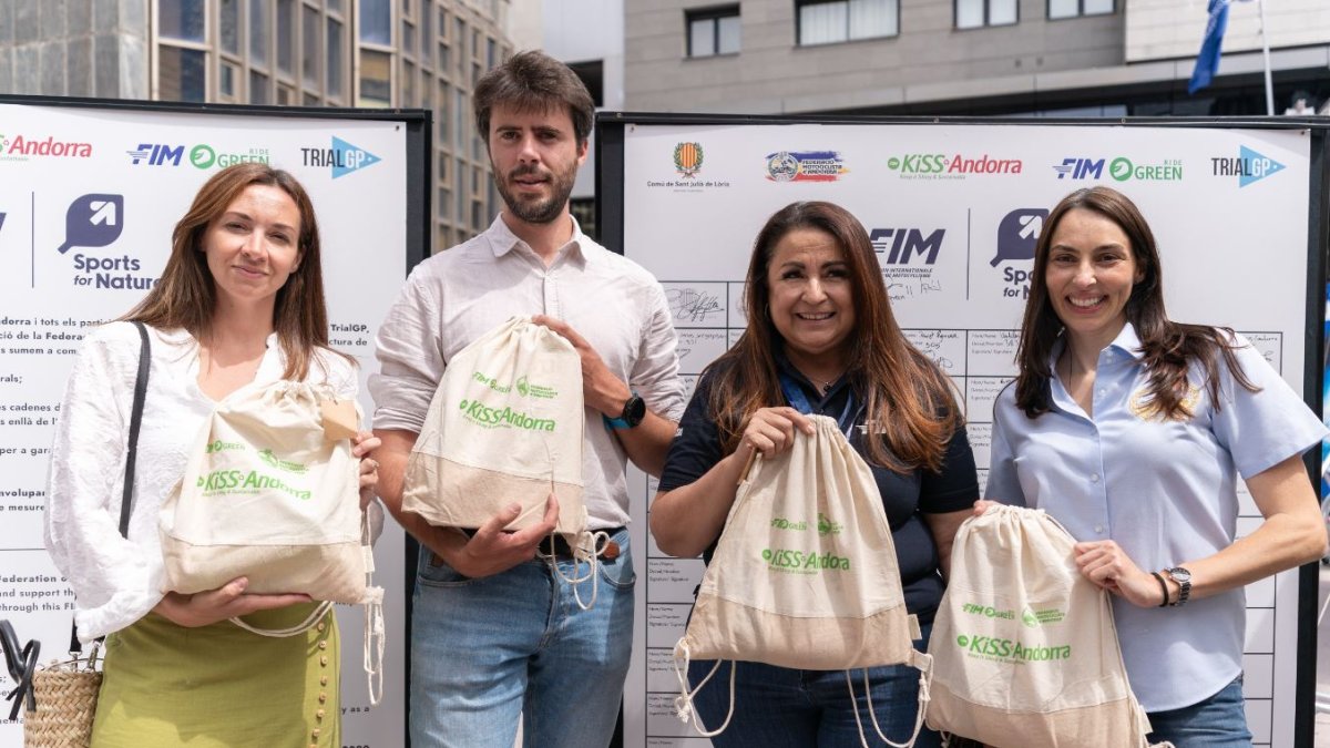 Els cònsols de Sant Julià amb la presidenta de la Federació Motociclista d'Andorra