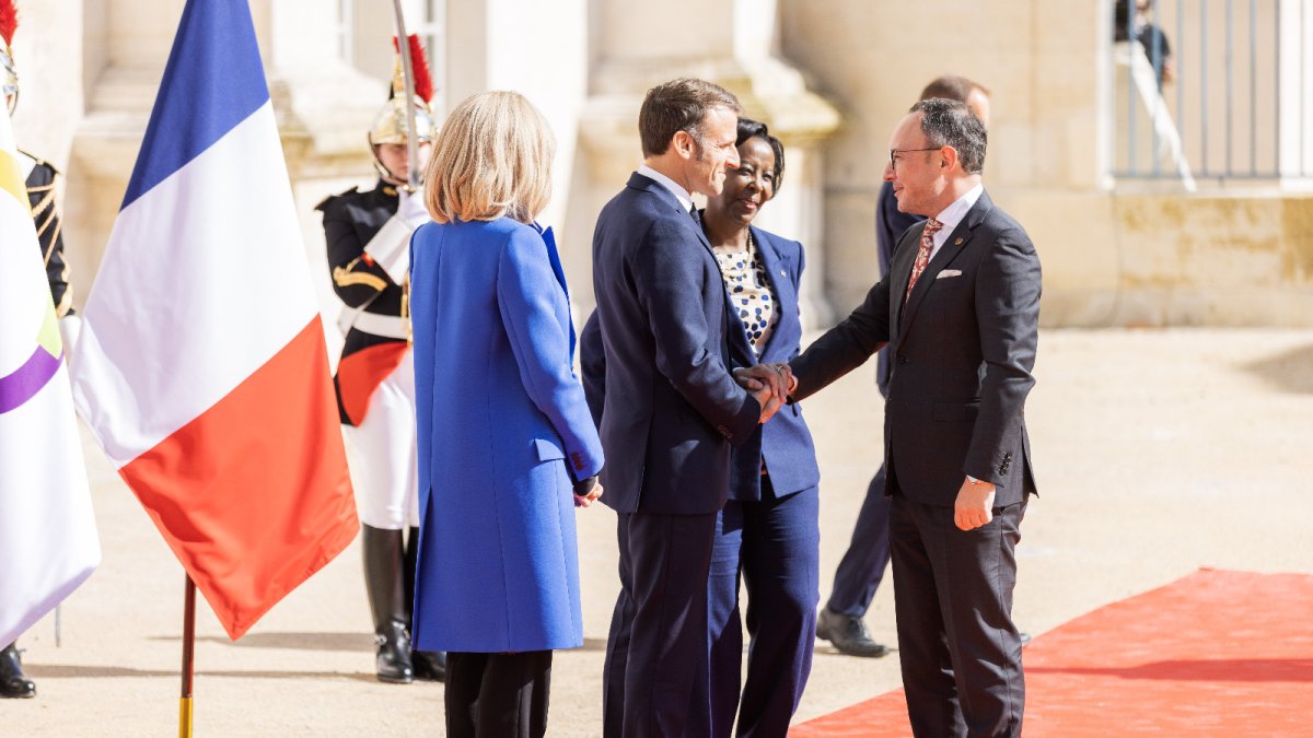 Salutació d’Espot i Macron.