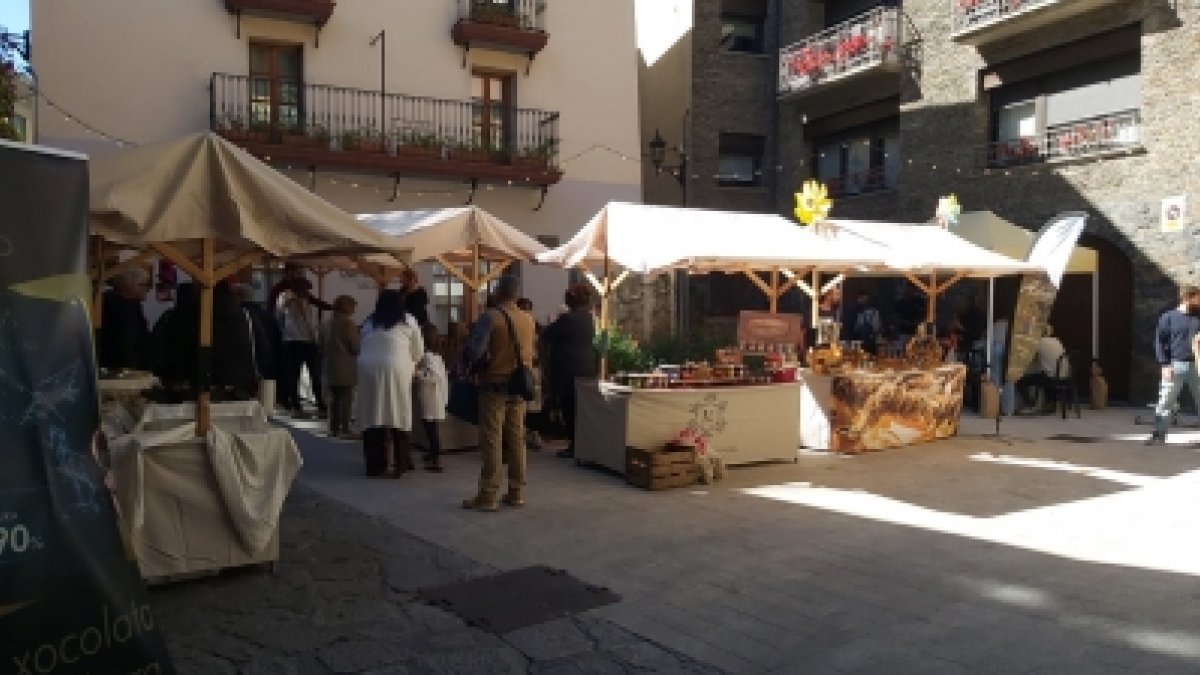 Visitants passejant per les parades del Mercat de la Vall al centre històric de la capital.