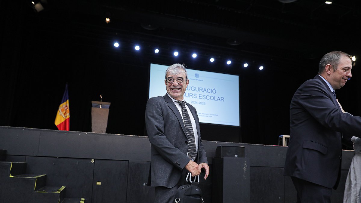 El ministre Ladislau Baró a l’acte d’inauguració del curs escolar.