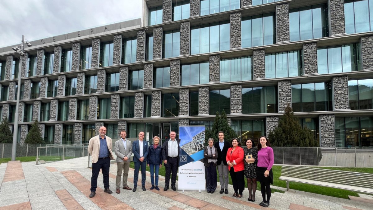 Imatge de la delegació de l’Associació Europea per a l’Assegurament de la Qualitat de l’Ensenyament Superior (ENQA) i els representants de l'AQUA