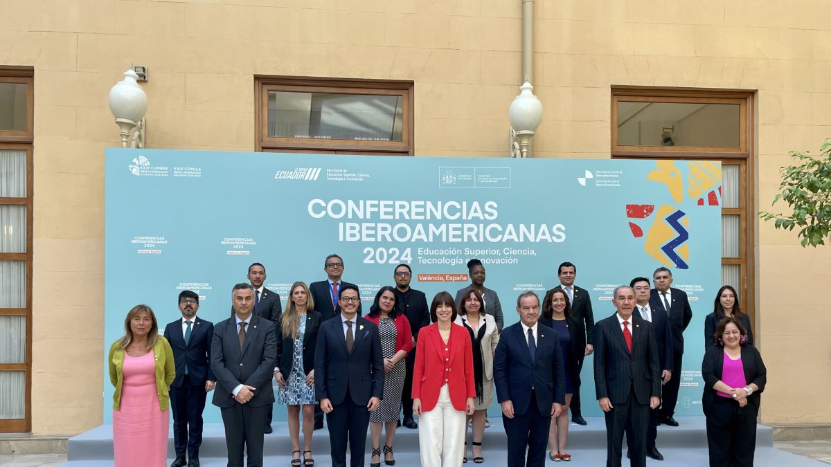 Fotografia grupal dels ministres d'Innovació en la reunió a València