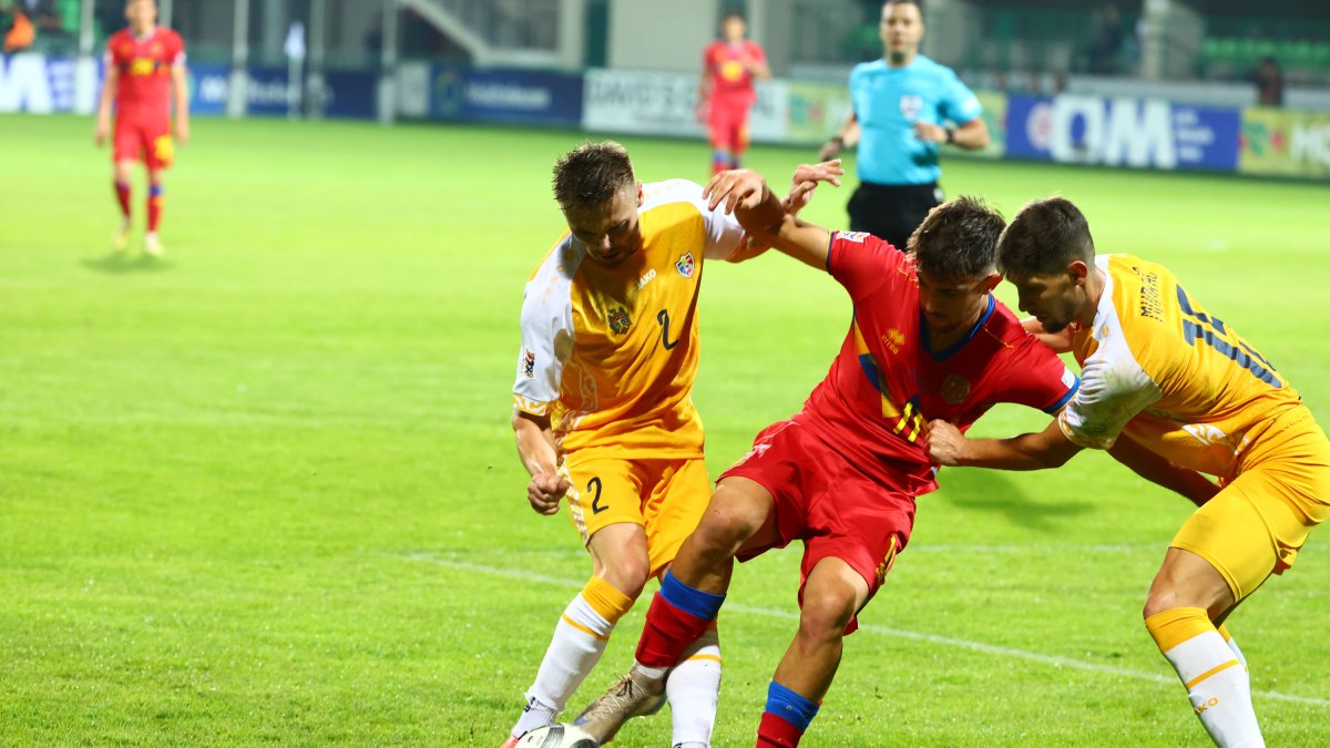 Berto lluita una pilota davant de dos contrincants de Moldàvia.