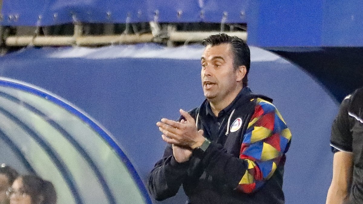 Koldo Álvarez animant els seus jugadors en la catorzena victòria.