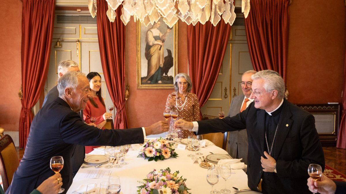 Rebelo i Vives brinden en el dinar que van compartir a Lisboa.