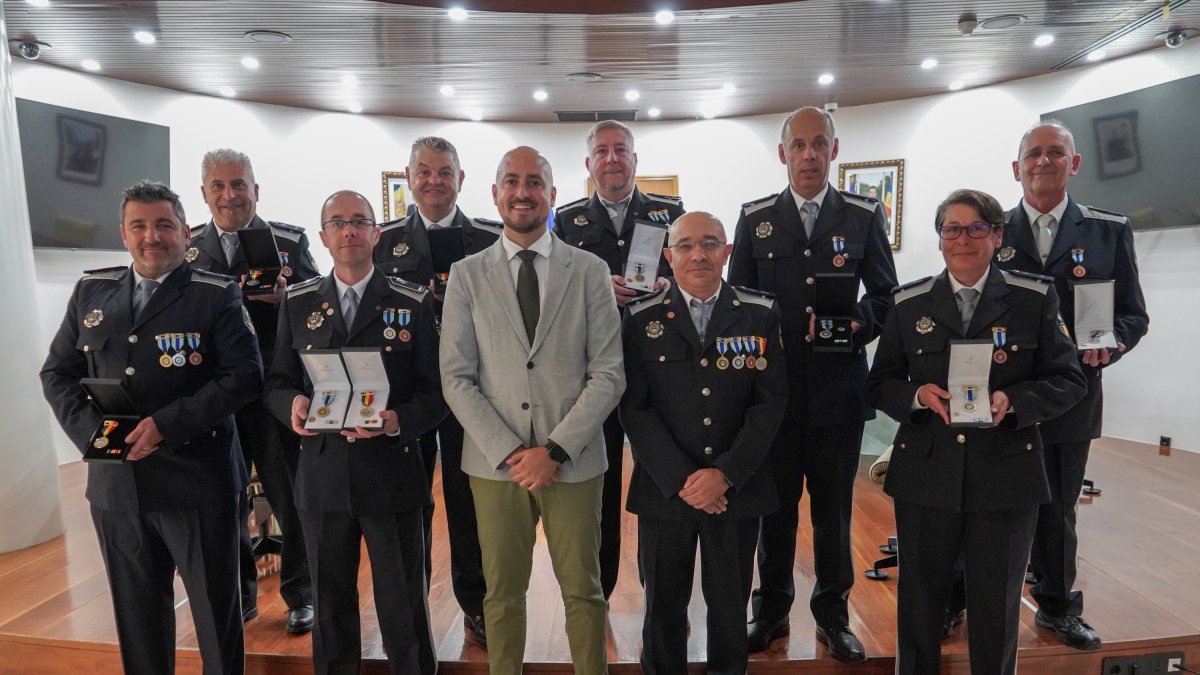 Els agents de circulació reconeguts posen amb el cònsol menor Xavier Fernàndez