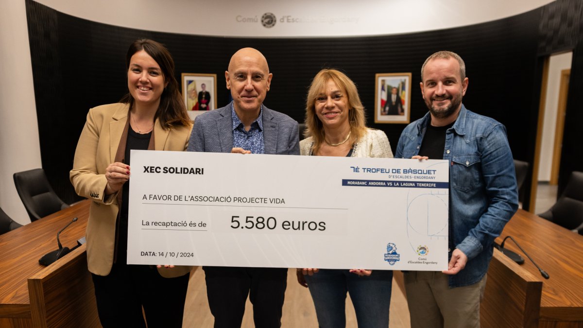 L'entrega del xec per part del comú a Projecte Vida