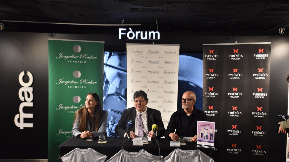 La secretaria de la Fundació Jaqueline Pradiere, Silvia Martí; el president d'Assandca, Josep Saravia; i el director de retail de Pyrénées Andorra, Josep Maria Charques