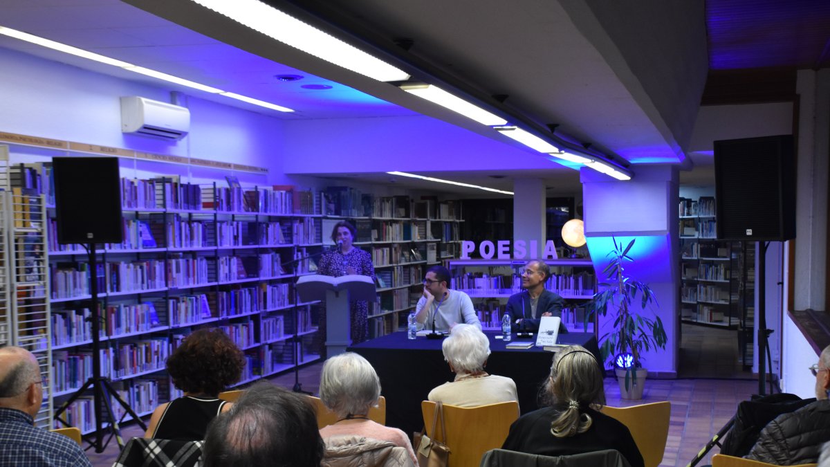 Un instant de la primera entrevista literària amb l'editor Oliver Vergés i l'escriptor Toni Sala a la biblioteca d'Encamp.