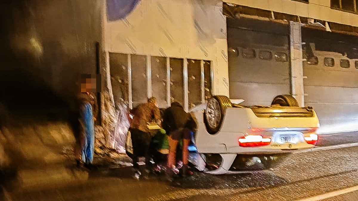 El cotxe a bolcat molt probablement a causa de la pluja que persisteix durant la jornada.