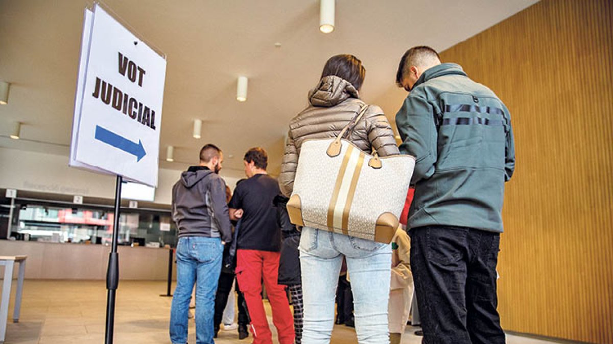 Ciutadans fent ús del vot judicial.