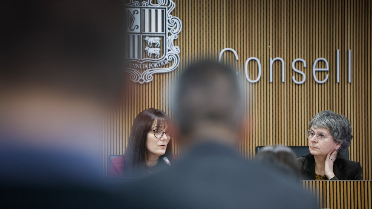 La ministra Bonell i la consellera Susanna Vela.