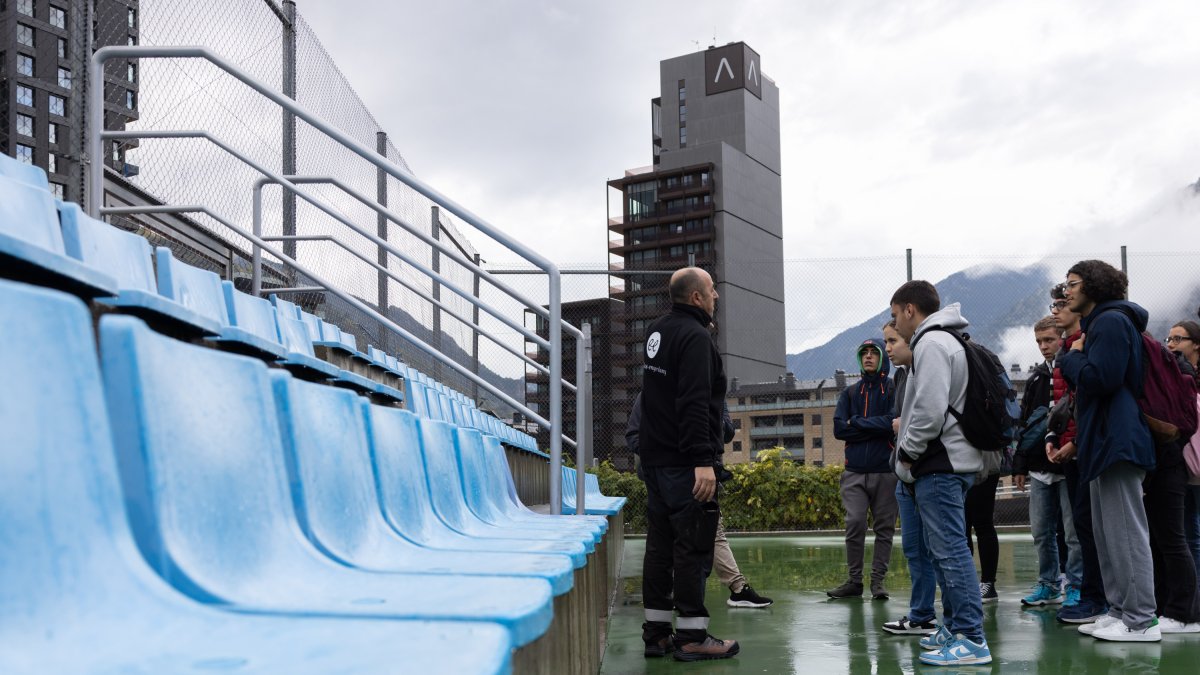Els joves del programa Fent Camí han visitat diversos departaments del comú d'Escaldes aquest matí