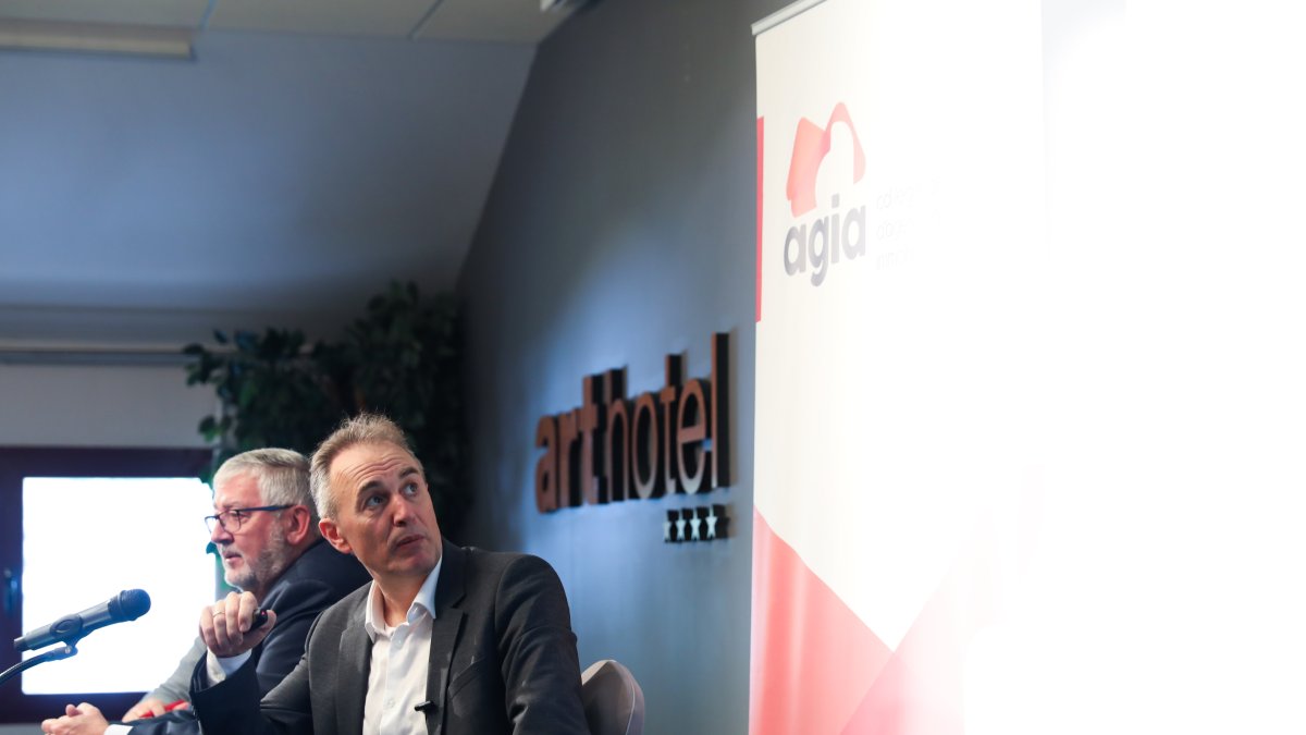 Casellas i Fabra a la presentació de la situació de l’habitatge.