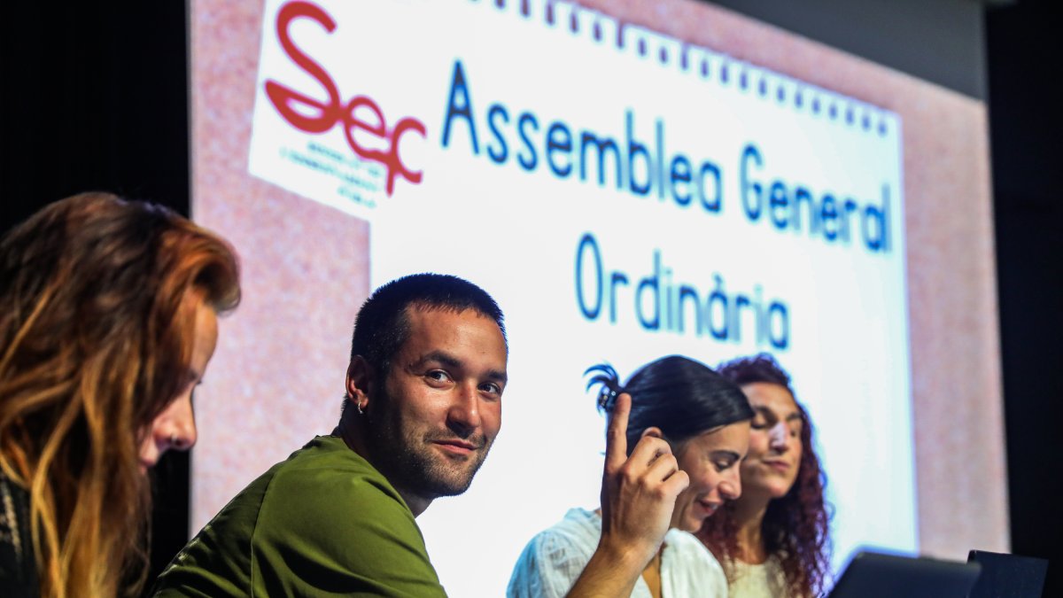Els representants sindicals durant l’assemblea, ahir.