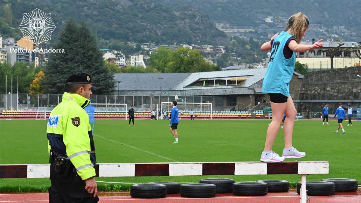 Una noia que aspira a ser agent de policia.