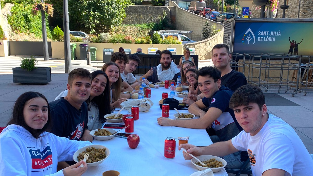 Els participants dinant