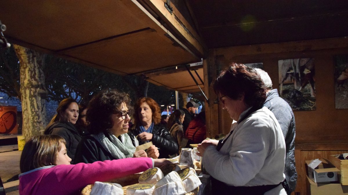 Alguns dels assistents a la fira de formatges