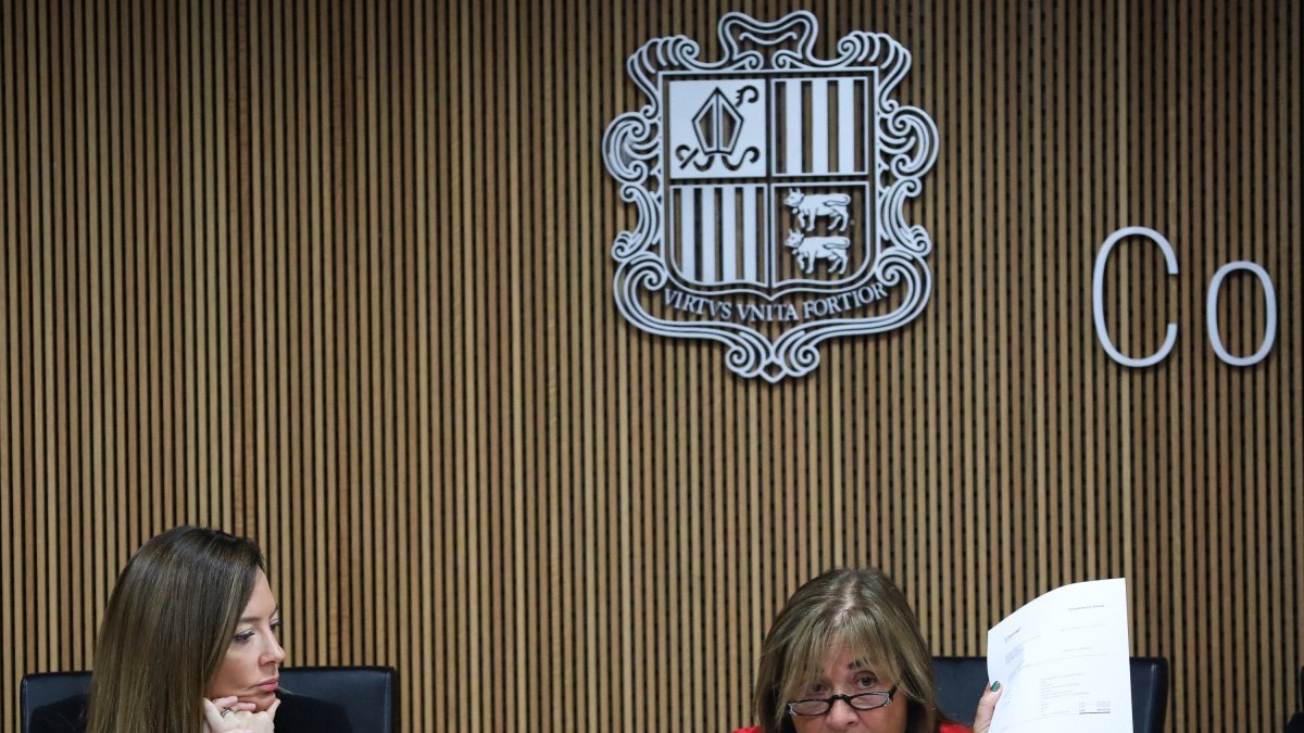 Marsol, amb un document a la mà, acompanyada de Mas.