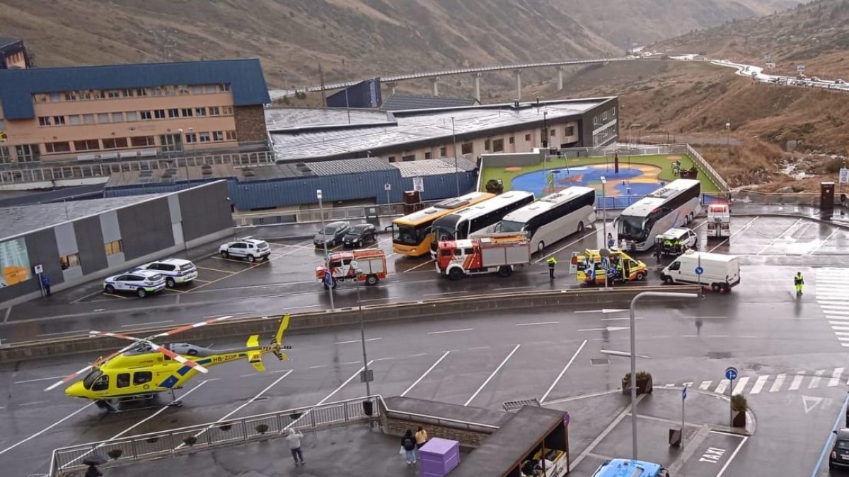 L’helicòpter i els cossos d’emergència al lloc.