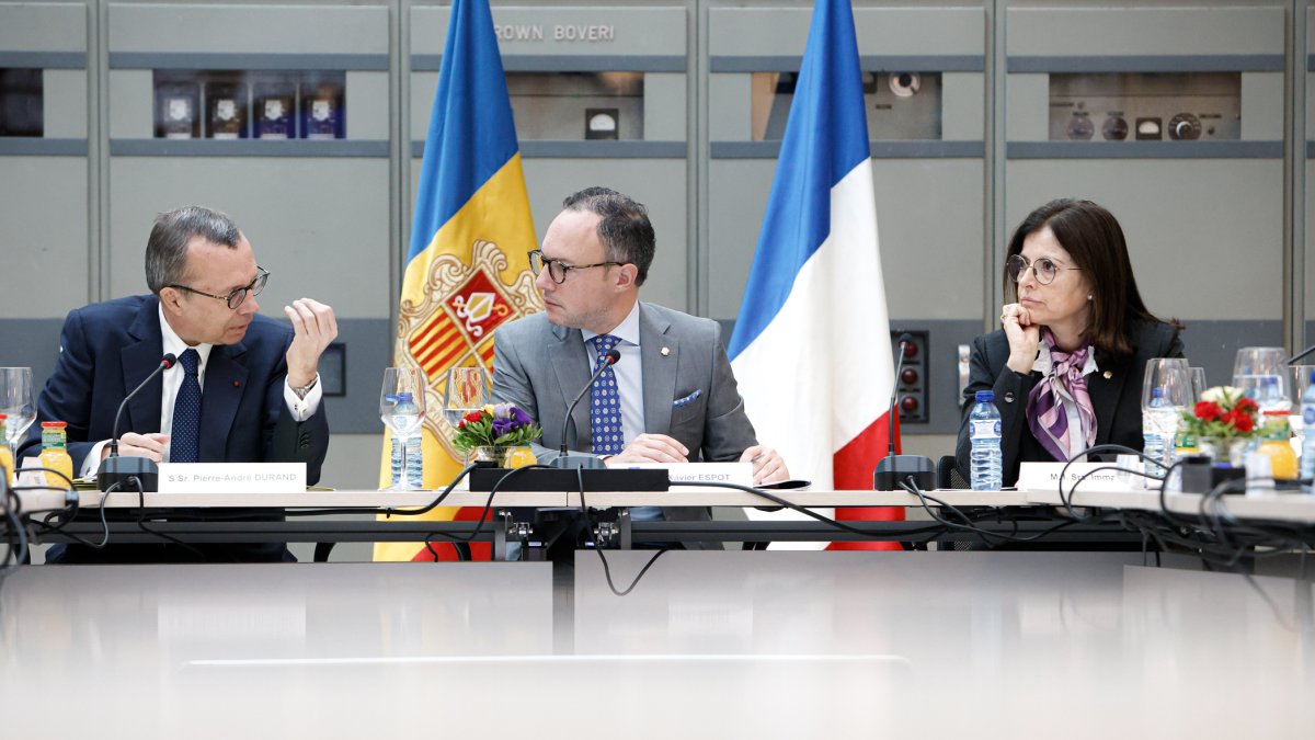 El cap de Govern, la ministra d’Exteriors i el prefecte d’Occitània.