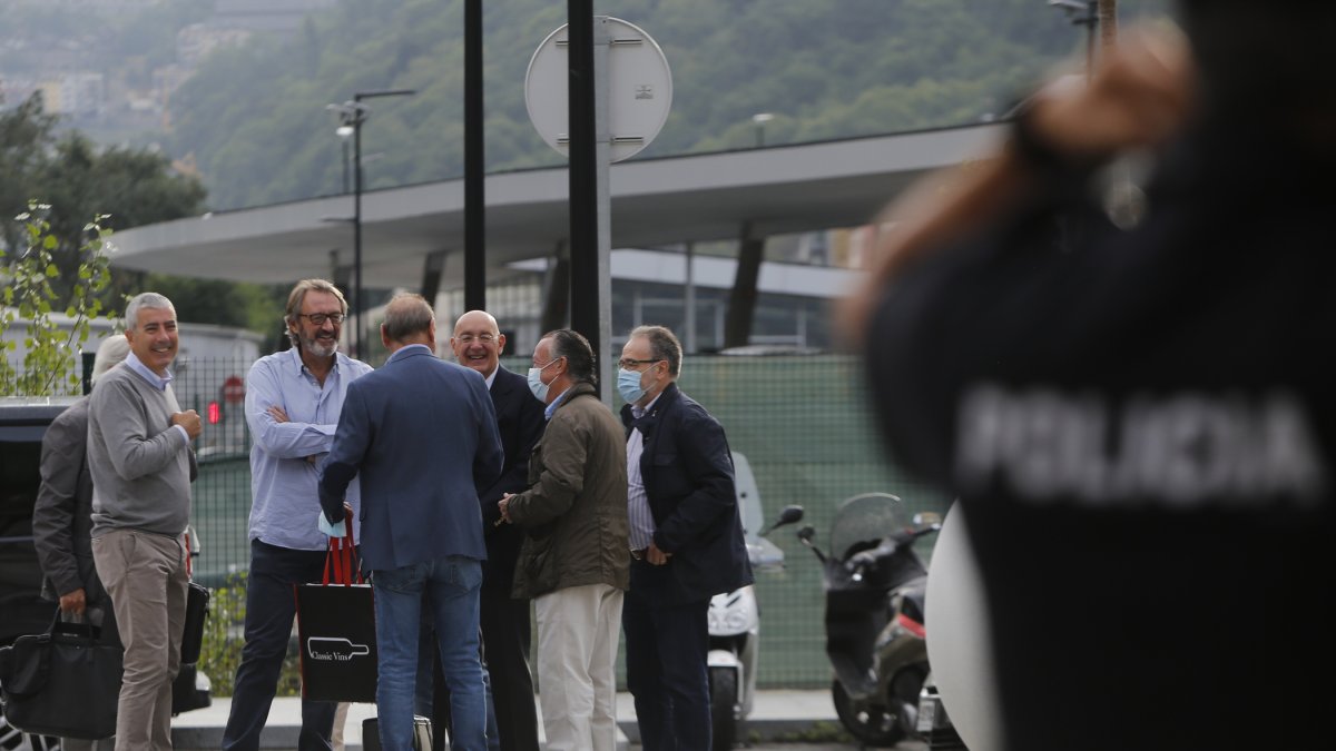 Joan Pau Miquel i Higini Cierco amb els seus advocats, a la Batllia.