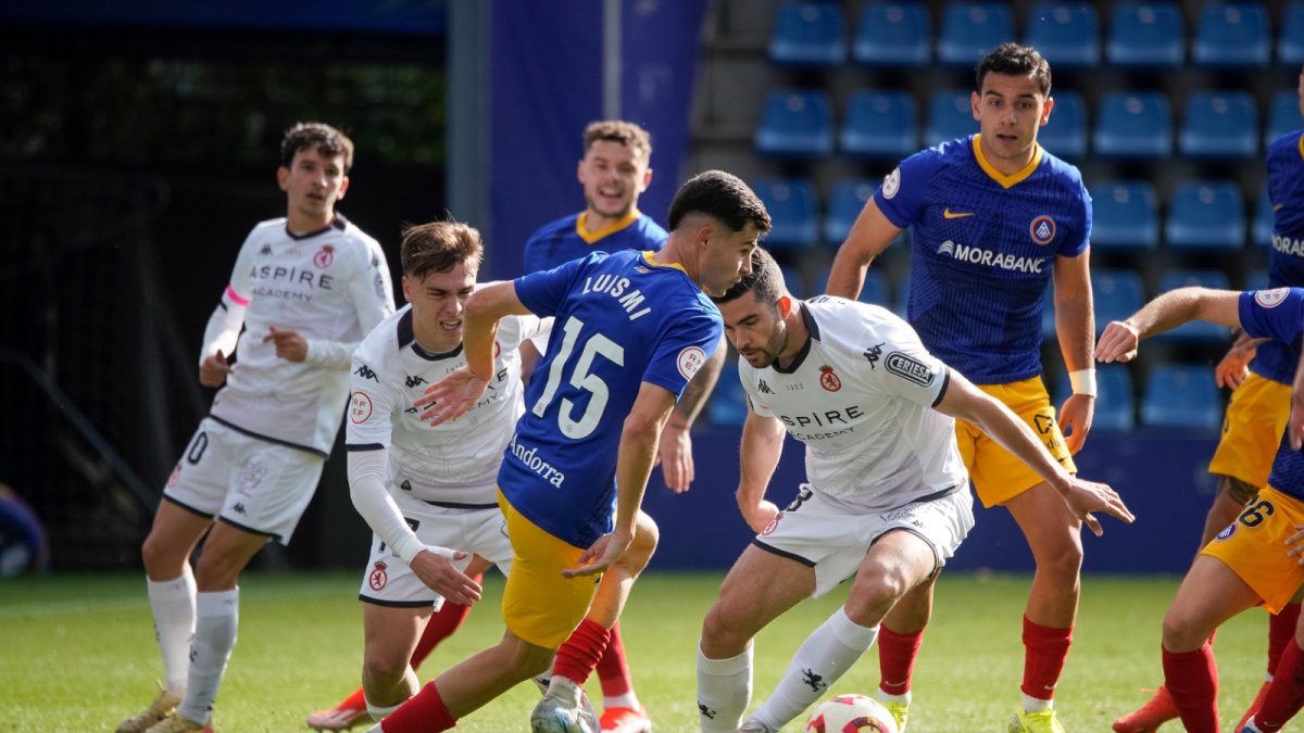 Luismi intenta evitar la jugada d’un rival.