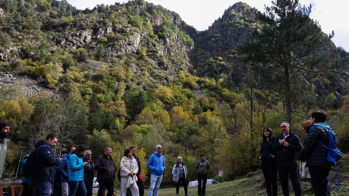 Espot, amb el micròfon, durant l’acte d’ahir a la borda Sabater.