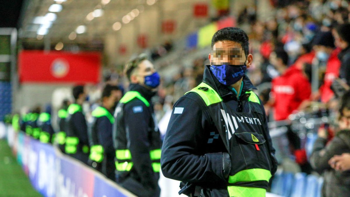 Vigilants de seguretat en un partit de futbol.