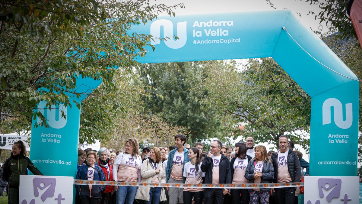 Espot, al centre, amb altres personalitats polítiques ahir a la capital.