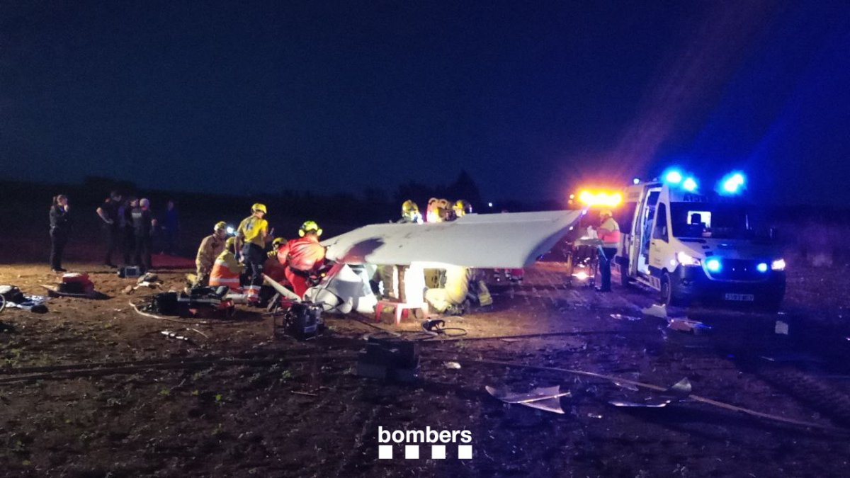 Els bombers treballant sobre l'aparell accidentat
