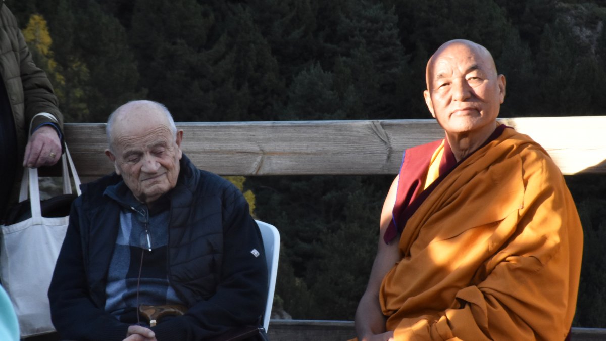 El mossèn Ramon de Canillo i el monge budista Lama Wangchen durant la inauguració de la ruta de la Pau.