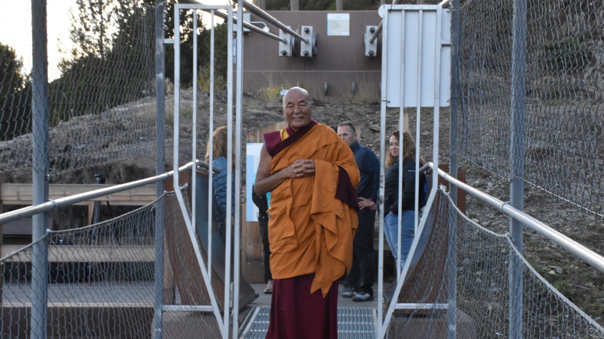 El monge budista travessant el pont tibetà.