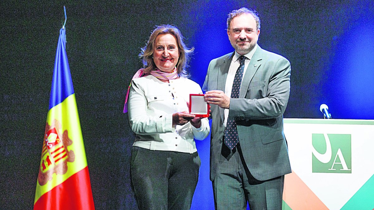 Marquet rebent la medalla del rector de l’UdA, Juli Minoves.