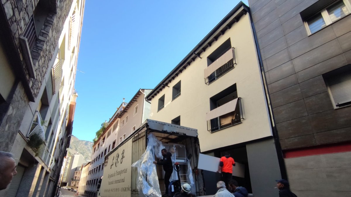 Els operaris descarregant equipaments per als pisos de Roureda de Sansa