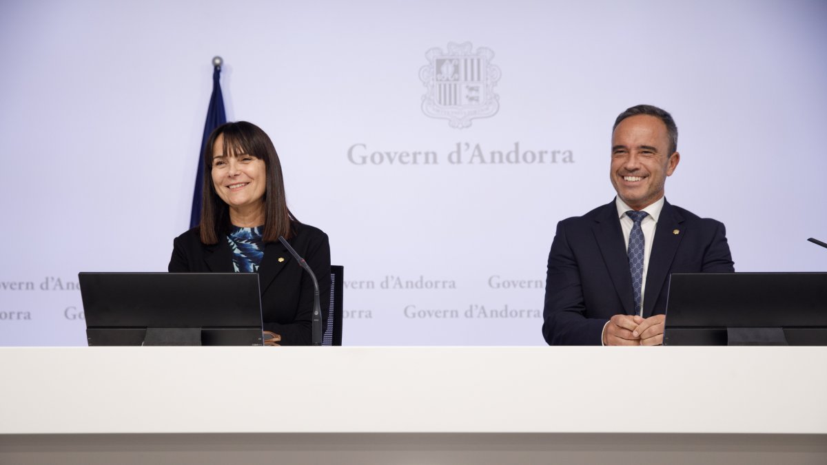 La ministra d'Esports, Mònica Bonell, i el secretari d'Estat d'Esports, Alain Cabanes, han presentat les beques ARA