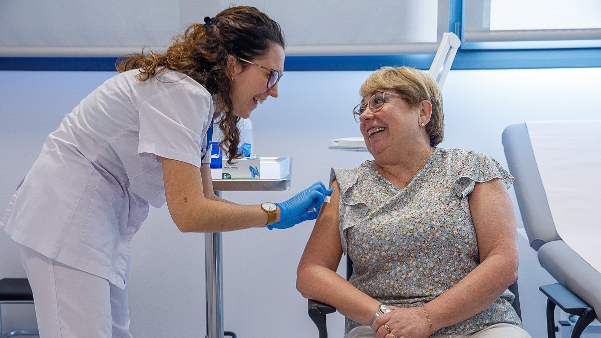 La primera vacunació de la campanya, ahir.