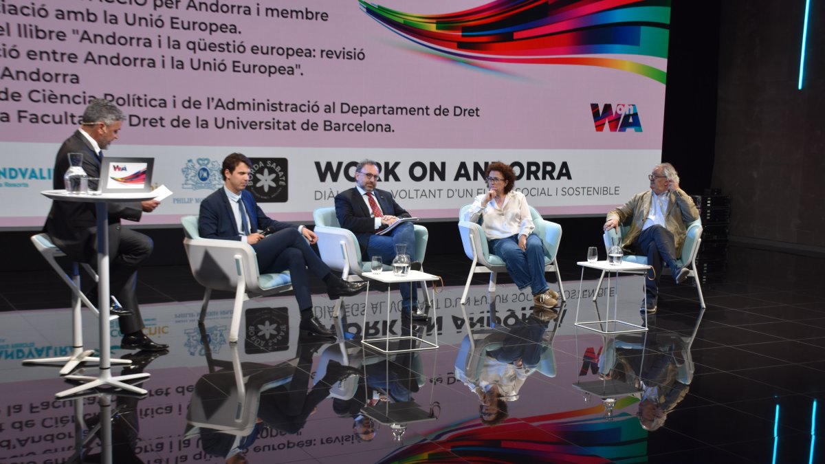 Els ponents durant la taula rodona 'Mirant a Europa: avantatges i desavantatges de l'acord amb la UE'.