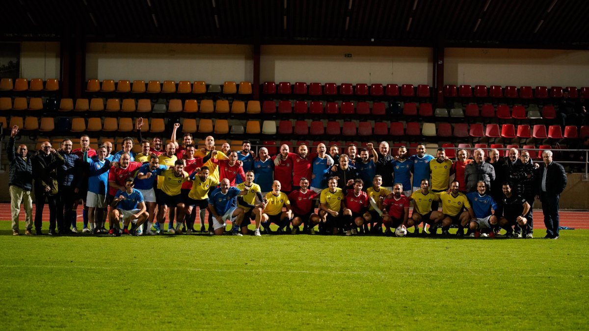 Els participants en el partit del 82è aniversari.