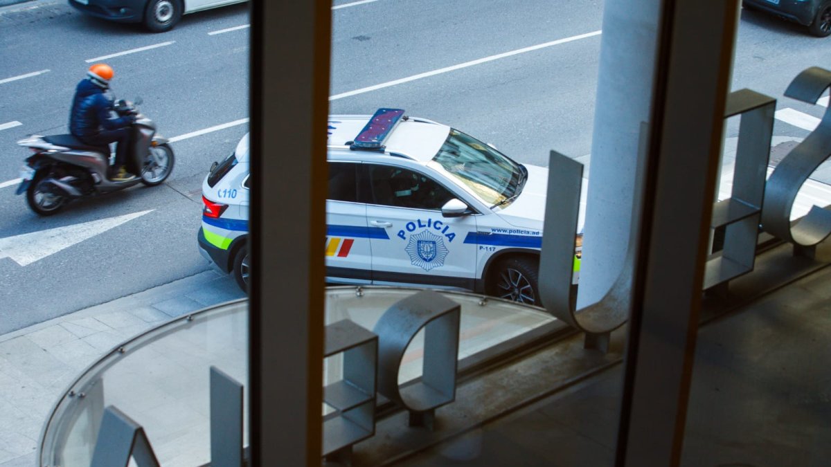 Un vehicle de la policia porta el jove del CBD des de la presó a la Seu de la Justícia